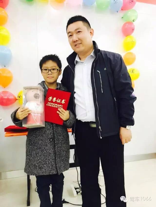 我是小小銀行家，來(lái)跟行長(zhǎng)合個(gè)影哦