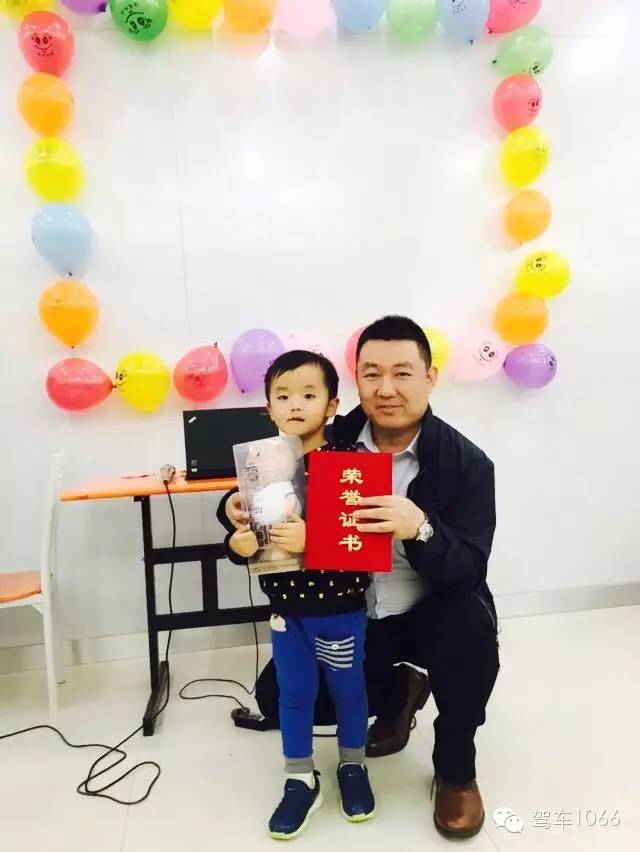 我是小小銀行家，來(lái)跟行長(zhǎng)合個(gè)影哦