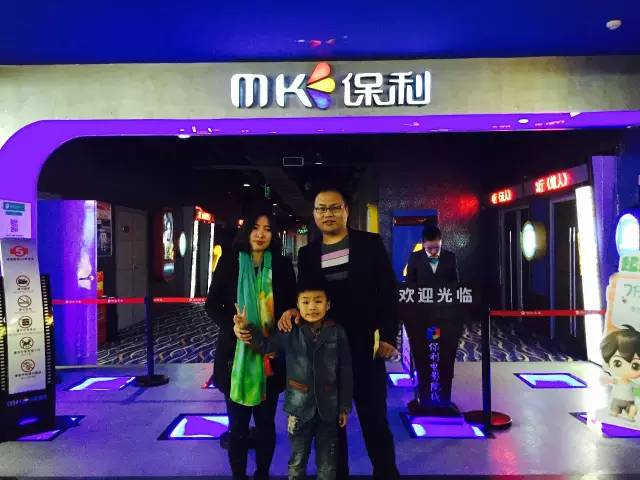 再來看兩個(gè)萌娃，表情都好有戲！