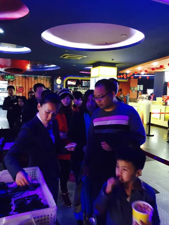 小朋友吃的好香啊！爆米花和電影真是絕配喲