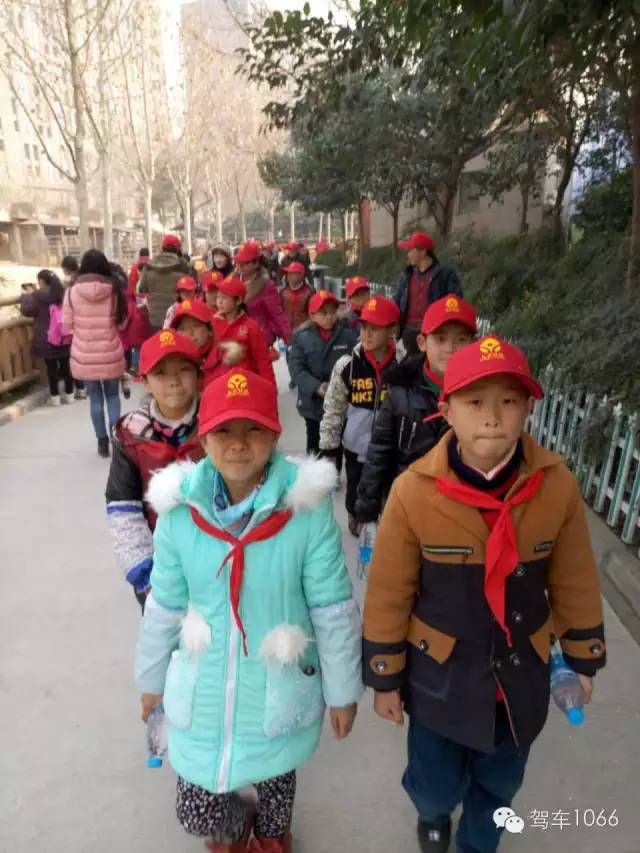 脖子上戴著紅領(lǐng)巾，頭上頂著小紅帽，排著整齊的隊(duì)伍——出發(fā)！