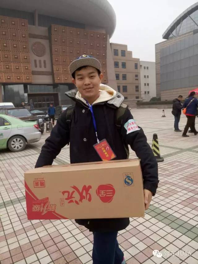 河南電臺1066主持人小澤，搬送愛心餃子。