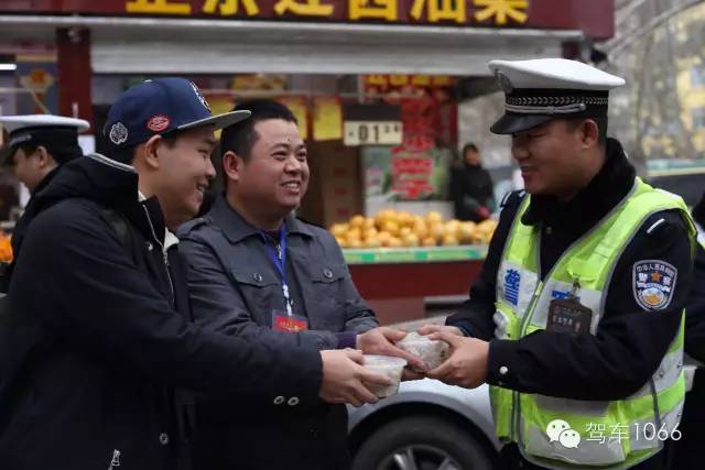 新華社攝影記者李博，也隨我們1066小分隊(duì)一路同行他也為我們記錄下了一幕幕溫暖的瞬間。