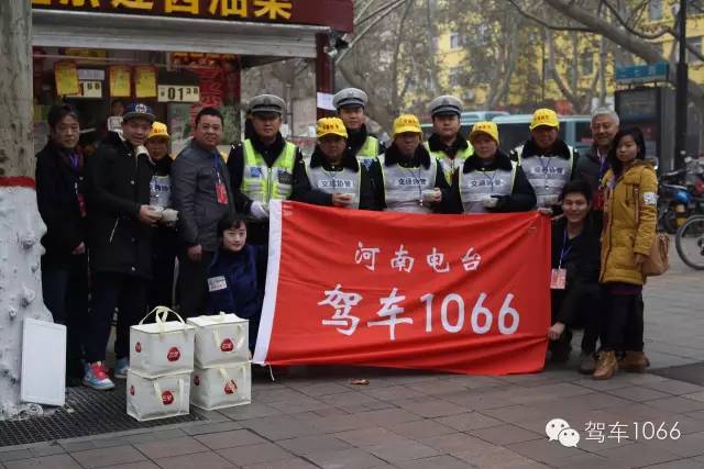 1066小分隊(duì)和志愿者來到金水路文化路，給這里執(zhí)勤的交警和協(xié)管送去暖心餃子。