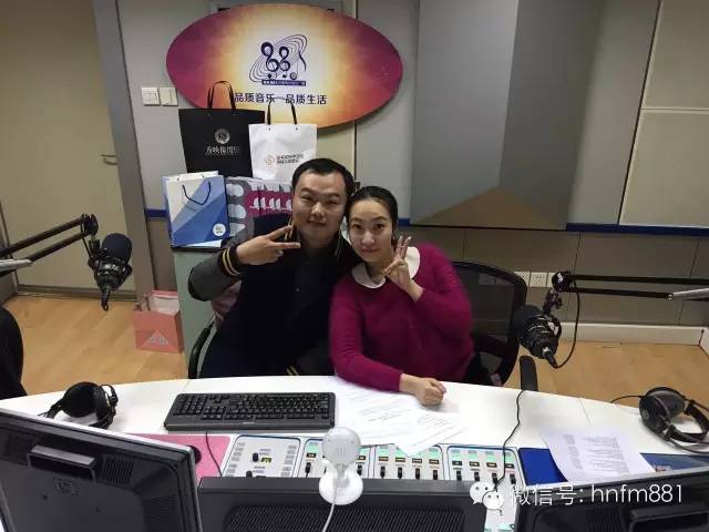 DJ子恒和小糖首先給我們送上祝?？?！