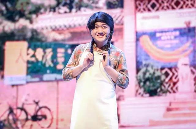 小品《那些年我們錯過的一支舞》，主播樂天、張嵩的裝扮你給打幾分？