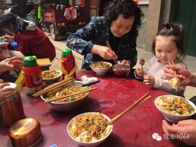 據(jù)說手搟面和柴雞蛋更配哦！