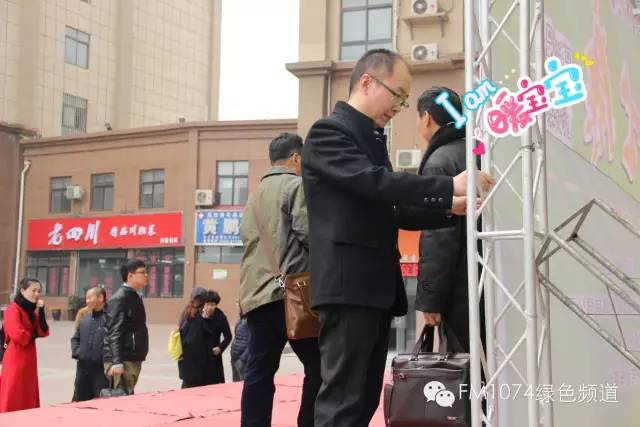 寒江副總監(jiān)親力親為，事無(wú)巨細(xì)。偶像真是暖暖惹人愛(ài)呢！