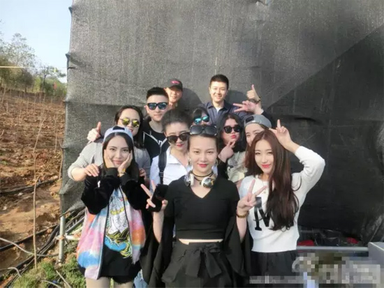 能認(rèn)出幾位超女？王佳月和其他兩位超女本周就要前往長(zhǎng)沙咯