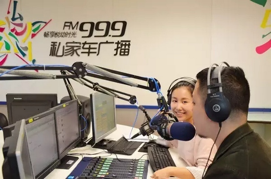 美女嘉賓來做客直播間，麥姐看莫非的眼神，嘖嘖，愛一個人是什么感覺？