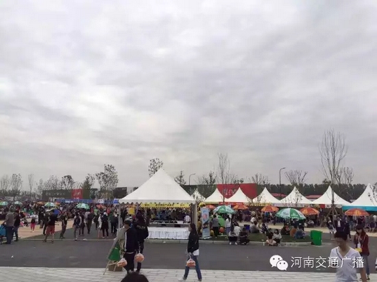 雖然天空已經(jīng)烏云密布，但大家的熱情絲毫不減！