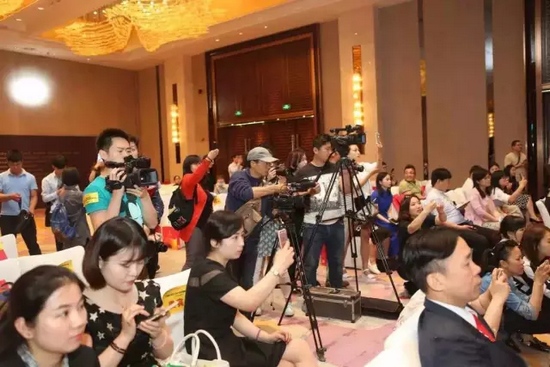 一時(shí)相機(jī)、攝像機(jī)齊閃