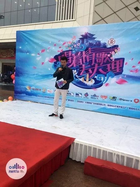 路飛冒雨主持，心中火熱的根本不需要雨傘啦！