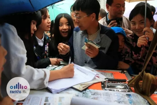 現(xiàn)場觀眾被臺上的浪漫氣氛感染，紛紛報名參加現(xiàn)場表白。