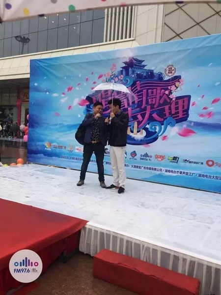 這位男士向遠在家鄉(xiāng)的妻子隔空表白，勇氣真是大大的，您對妻子的愛，已經(jīng)超越萬水千山。