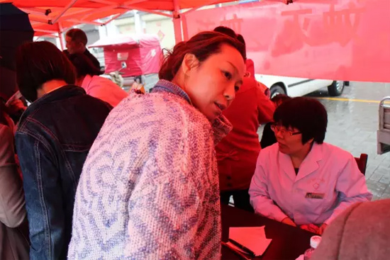 了解到有老人看病不方便，河南電臺1074綠色頻道活動小組欒老師將醫(yī)生請到老人身邊，親自為她診斷。