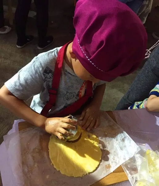 在爸爸媽媽的陪同下，親手制作餅干