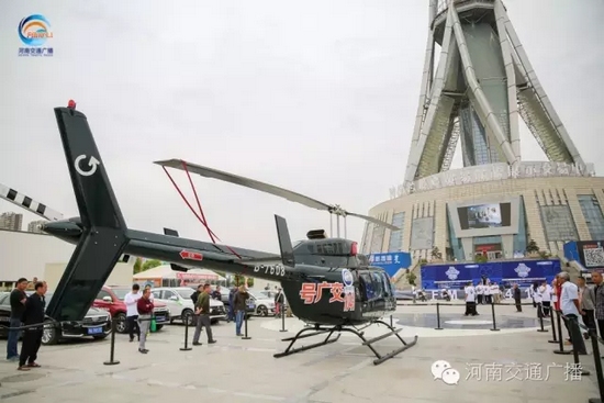 張貼著愛心助考車貼的“交廣號”直升機也同時起飛，共同開啟了今年的愛心助考之旅。