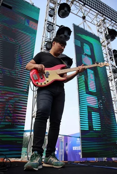 辛苦樂隊(duì)老師，你們跟我們一起，共同見證了時(shí)光音樂節(jié)是如何一步步成長(zhǎng)至今的。