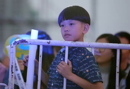 正是你們的笑容，才讓我們有了繼續(xù)前行的動(dòng)力，哪怕風(fēng)雨兼程。