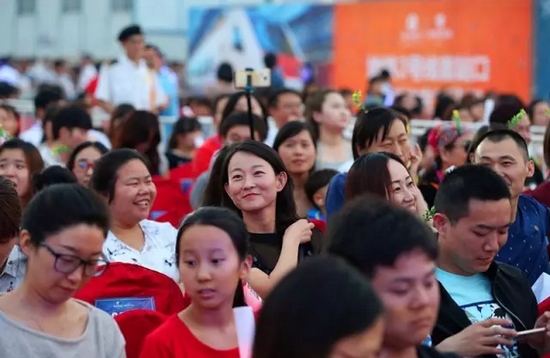 正是你們的笑容，才讓我們有了繼續(xù)前行的動(dòng)力，哪怕風(fēng)雨兼程。