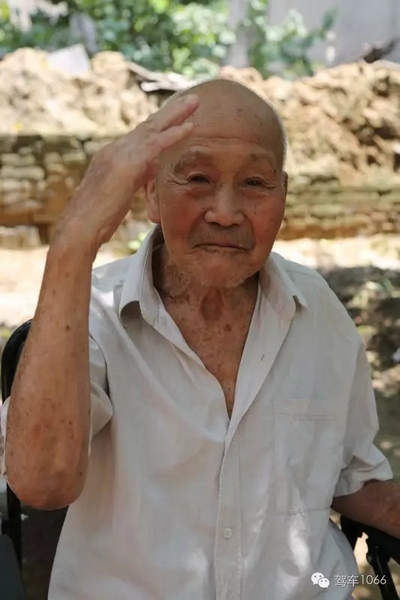 老兵身子骨不行了，九十多歲了……也許軍禮不那么標準了，但是這一幕還是感動到了我們……