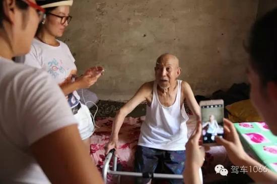 老兵老兵，你的勛章呢，國家給你的那個？