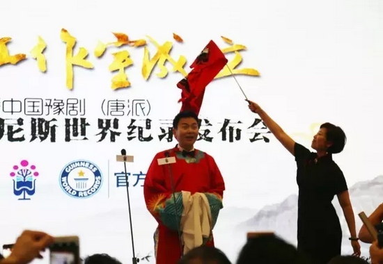 河南電臺戲曲廣播娛樂976大當(dāng)家木子女士以“揭蓋頭”的方式宣布“月陽工作室”正式成立