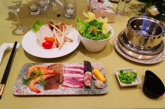 精致的小火鍋，用的是綠色燃料——乙醇。