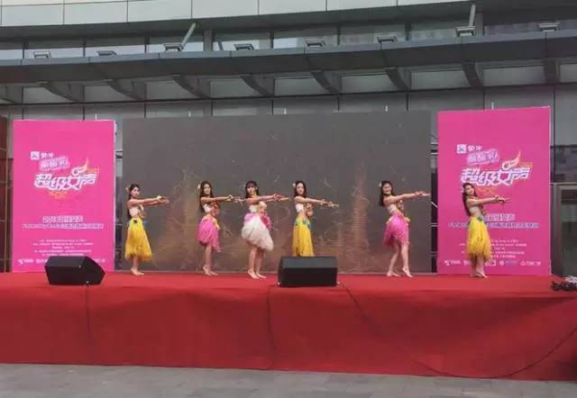 伴隨著舞蹈演員們的開場，比賽在上午10點半正式拉開序幕