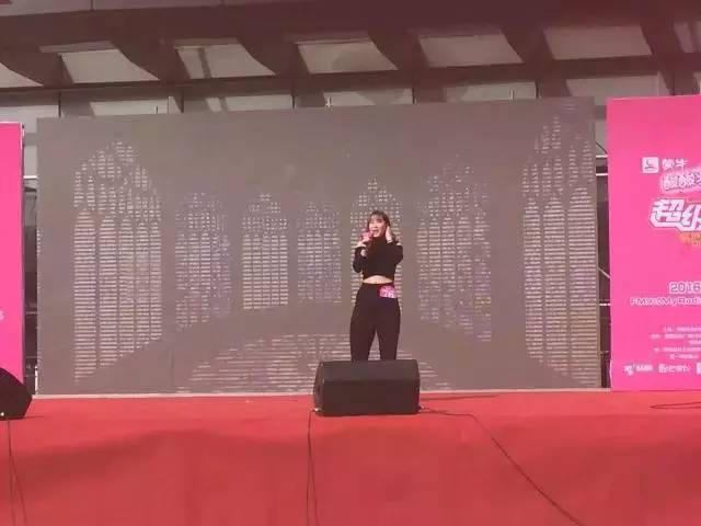 這pose一看就是在飆高音，猜猜看她唱的是哪首歌？