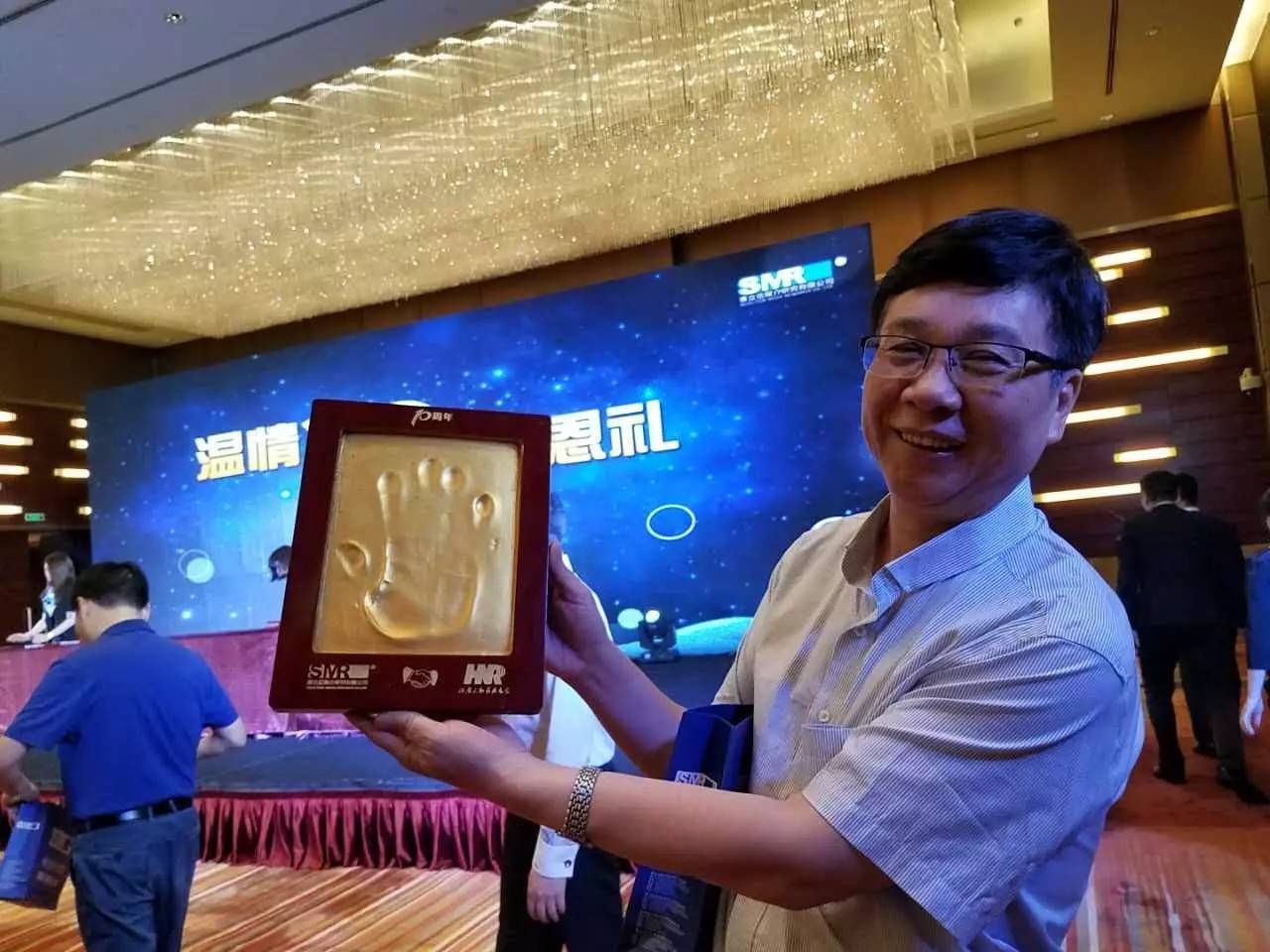 河南電臺(tái)副總編輯，宣傳協(xié)調(diào)中心主任高鐵軍先生代表河南廣播電視臺(tái)為慶賀賽立信成立20周年送上“手印”圖