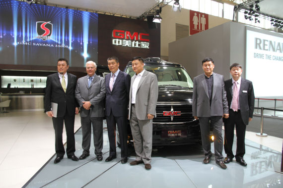 北京國際車展上,全新GMC S系列頂級(jí)商務(wù)車在亞太區(qū)首發(fā)。圖為企業(yè)領(lǐng)導(dǎo)與新車合影。