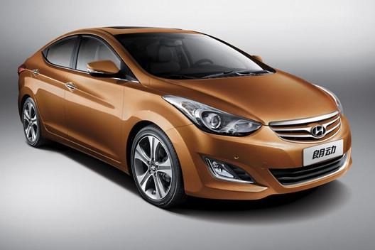 　　北京現(xiàn)代朗動(dòng)分別搭載1.6L和1.8L兩種發(fā)動(dòng)機(jī)，共7款車型?！傲黧w雕塑”設(shè)計(jì)理念持身的朗動(dòng)看上