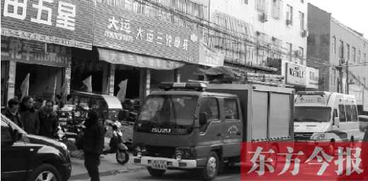 火災(zāi)發(fā)生后，袁厲害家門前的大路上停滿了消防車和警車