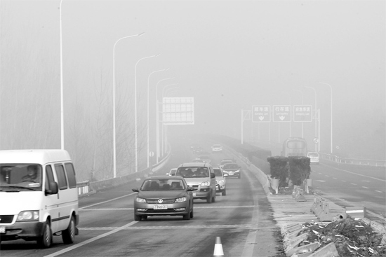 最近能見度不佳的天氣，給駕車上高速的車主提出了更多的要求