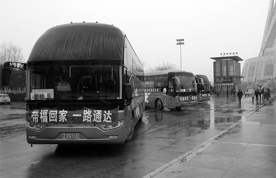 昨天上午10點，17輛愛心大巴從中原福塔廣場發(fā)車