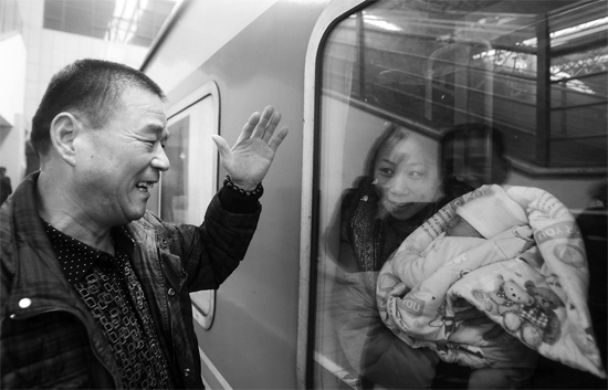 車要開了，史振星揮手向女兒懷中的外孫告別。女兒帶著剛剛出生43天的孩子，要到千里之外湖南的婆婆家過新
