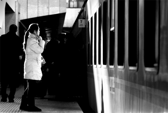 春運(yùn)大潮中，這樣難舍難分的身影總不時(shí)閃現(xiàn)在站臺上和廣場中