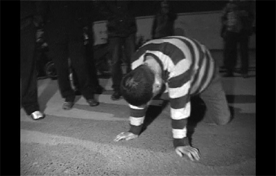 昨日凌晨，鄭州市化工路西段，渾身酒氣的男子出盡洋相