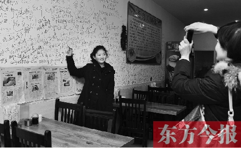 東方今報“一碗面的溫暖”還在延續(xù)，媒體和愛心人士的吃面接力熱情不減。