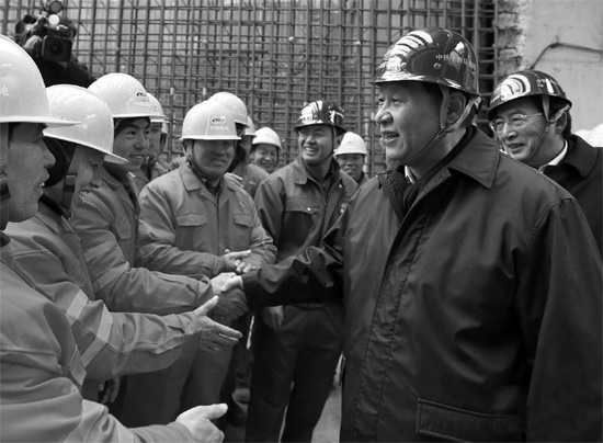 除夕前一天，習(xí)近平到北京地鐵8號(hào)線南鑼鼓巷站施工工地慰問(wèn)農(nóng)民工和技術(shù)人員