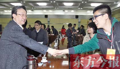 4月22日，省委書(shū)記、省人大常委會(huì)主任郭庚茂和“聚焦中博·河南行”中部六省媒體采訪團(tuán)成員親切握手