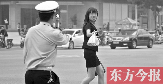 一名女子闖紅燈，并且躲避交警的處罰