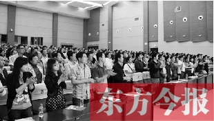 演員謝幕時(shí)，沒(méi)有觀眾離場(chǎng)，而是全部起立熱烈鼓掌