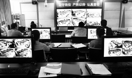 2013年高考首日，鄭州市國家考試考務指揮中心內(nèi)，工作人員通過監(jiān)控器遠程監(jiān)考