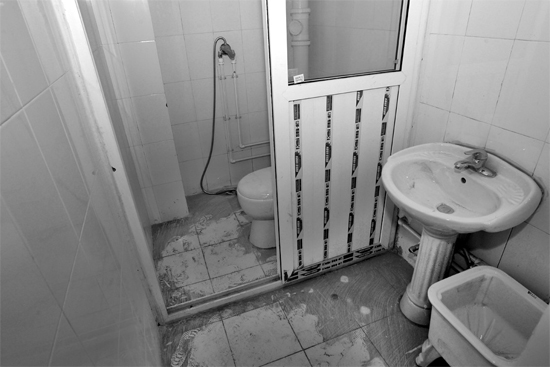 不僅周邊設(shè)施齊全，鄭州公租房室內(nèi)設(shè)施也齊全。圖為剛安裝好的衛(wèi)浴設(shè)施