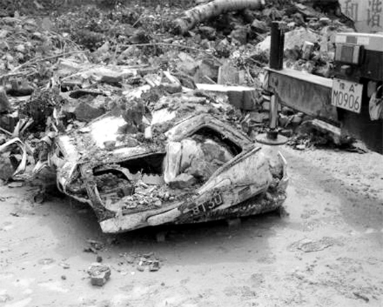 7月2日，新密市區(qū)，暴雨沖倒圍墻，一輛汽車被砸成“鐵餅”