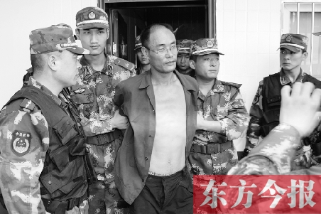 7月27日13時50分許，駐馬店市西平縣的“7·25”連環(huán)殺人案犯罪嫌疑人丁金華（左三）在禹州落網(wǎng)