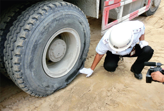 8月3日，棉紡路與六廠(chǎng)前街交叉口附近一輛水泥罐車(chē)突然爆胎，路邊一輛電動(dòng)車(chē)被沖擊波震翻報(bào)廢